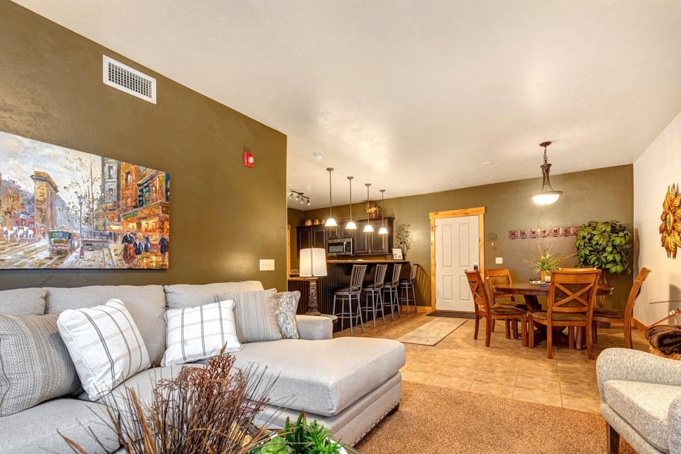Bear Hollow Lodges 4201: Living room with gas fireplace and private balcony access