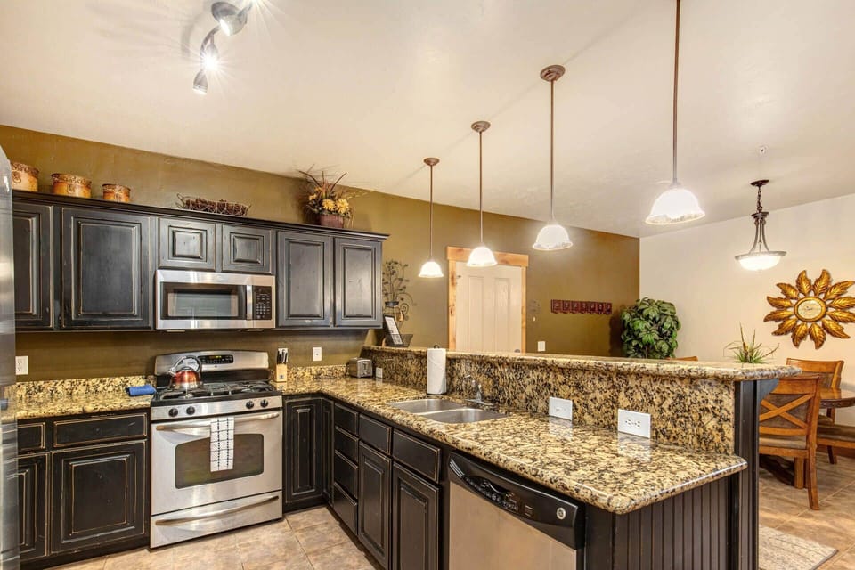 Bear Hollow Lodges 4201: Fully-equipped kitchen with stainless steel appliances