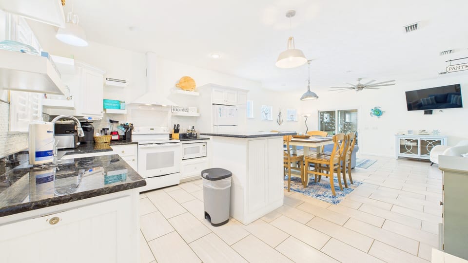 Full kitchen with island and equipped with all the cooking essentials