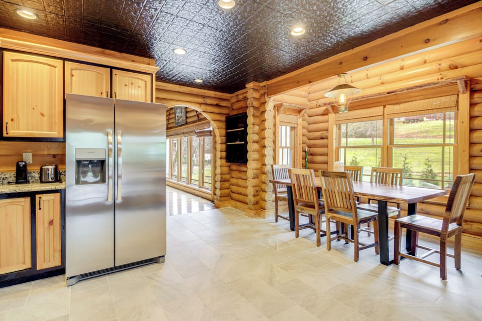 Dining Area | Dishes & Flatware Provided