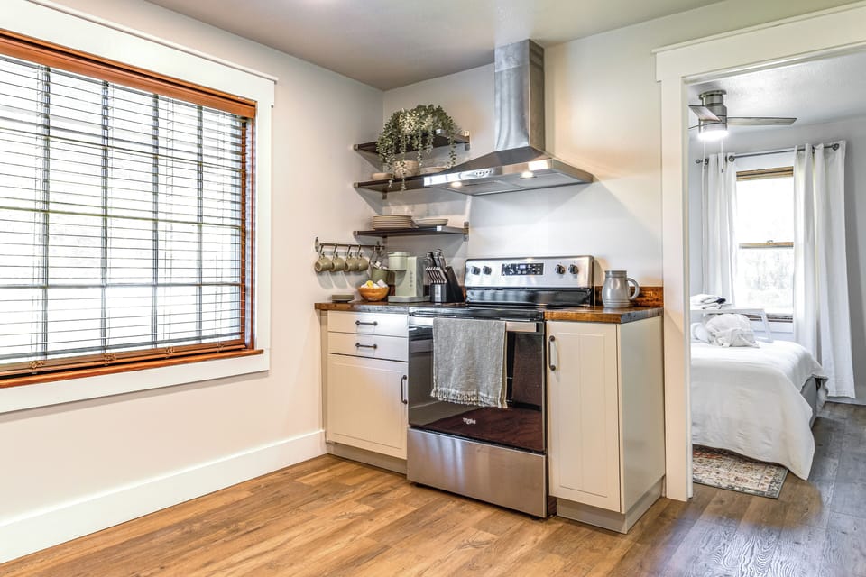 Kitchen | Stainless Steel Appliances w/ Dishwasher | Free WiFi