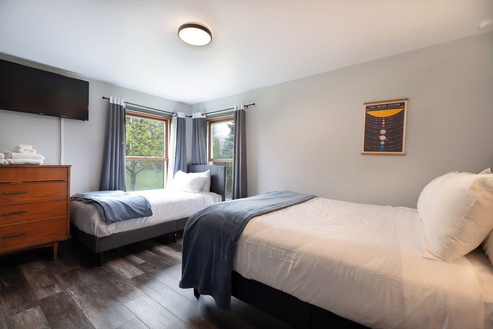 Queen and Twin Bedroom with TV