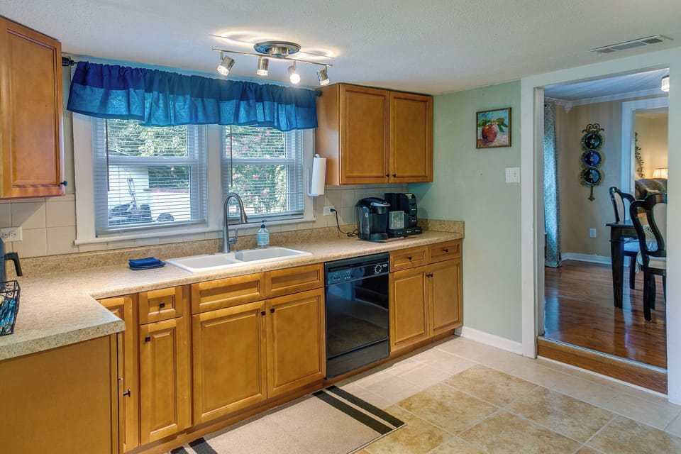 Kitchen | Cooking Basics | Coffee Maker | Paper Towels/Trash Bags Provided