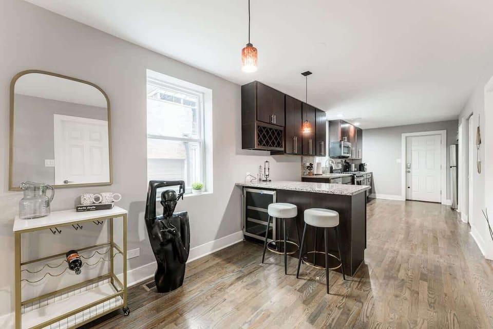 Kitchen island with seating for 2. Chat with Simone or the cook in your group :) 