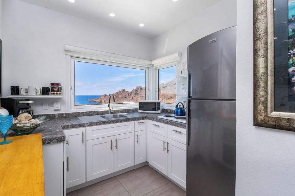 Enjoy the convenience of a fully equipped kitchen with a view of the mountains!