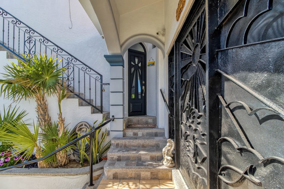 Take 14 steps and enter your PRIVATE fully equipped Studio Suite w/ great views!