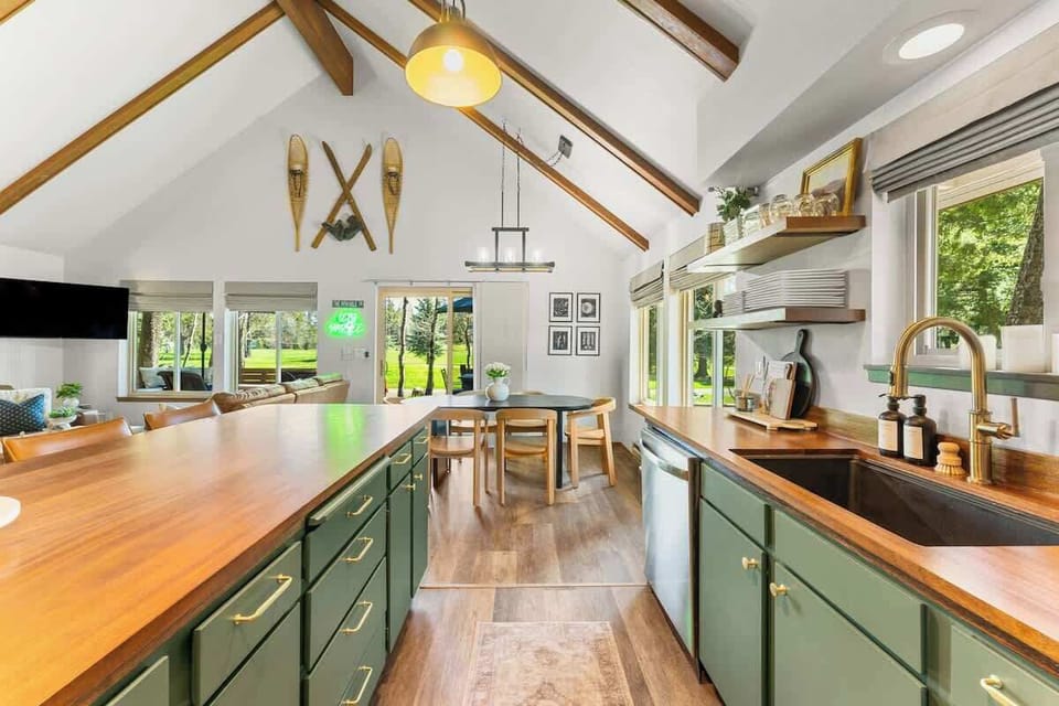 The open concept breakfast bar and dining table make sure that everyone feels part of the family and the conversation.