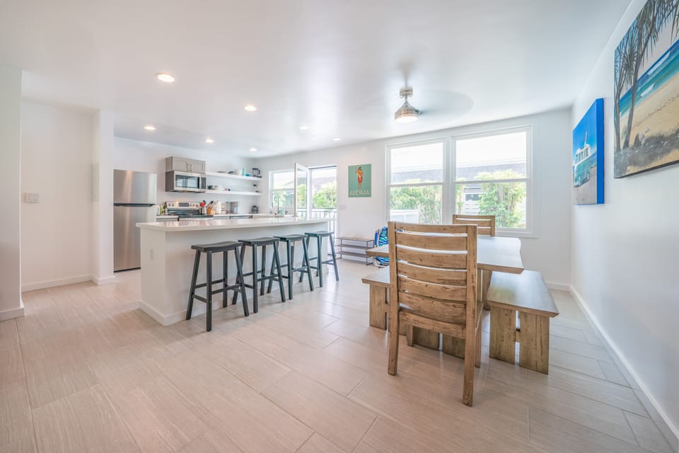 Open concept kitchen/dining.