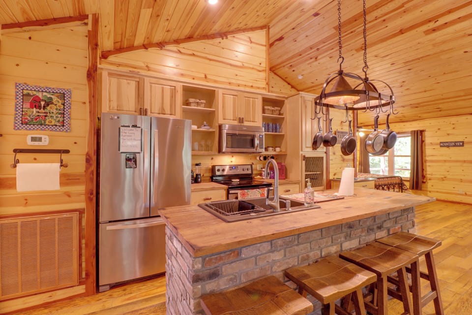 Kitchen | Keurig & Complimentary Coffee | Blender