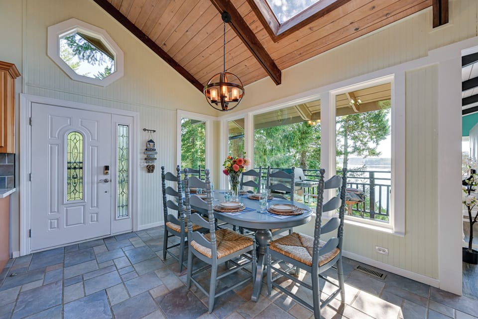 Dining Area | Dishware & Flatware Provided