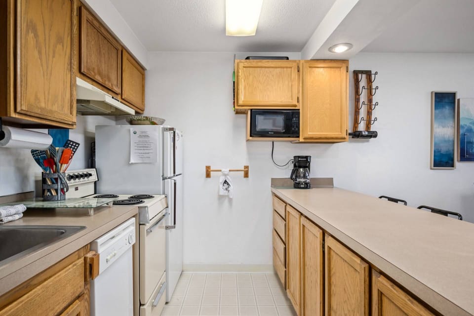Cook delicious meals for breakfast, lunch, and dinner in this fully equipped kitchen. We suggest grabbing some seafood from a local market.
