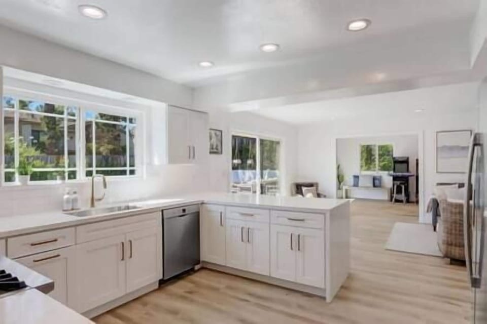 Remodeled kitchen, views of pool and spa