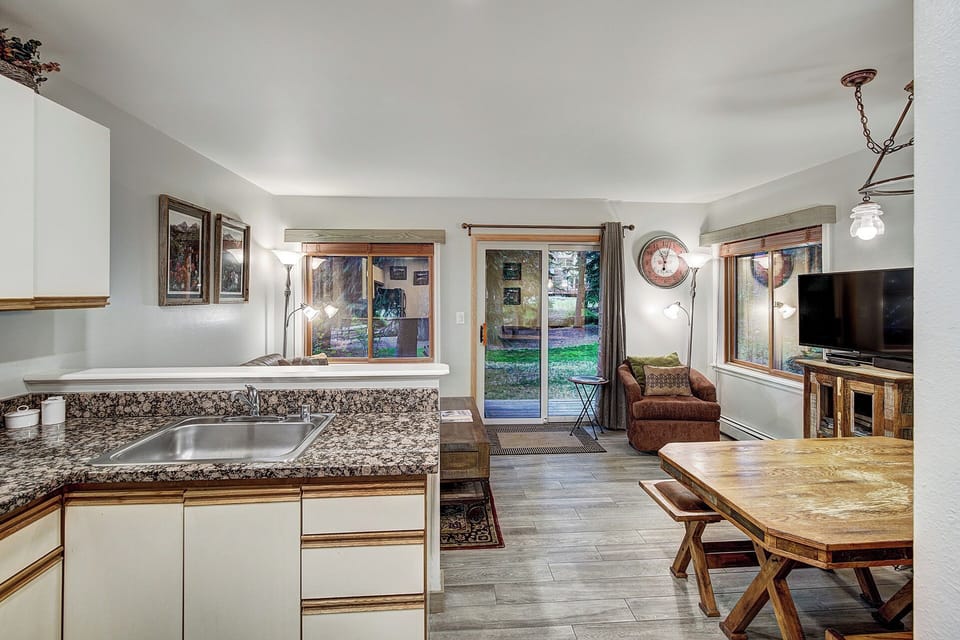 Open kitchen to dining