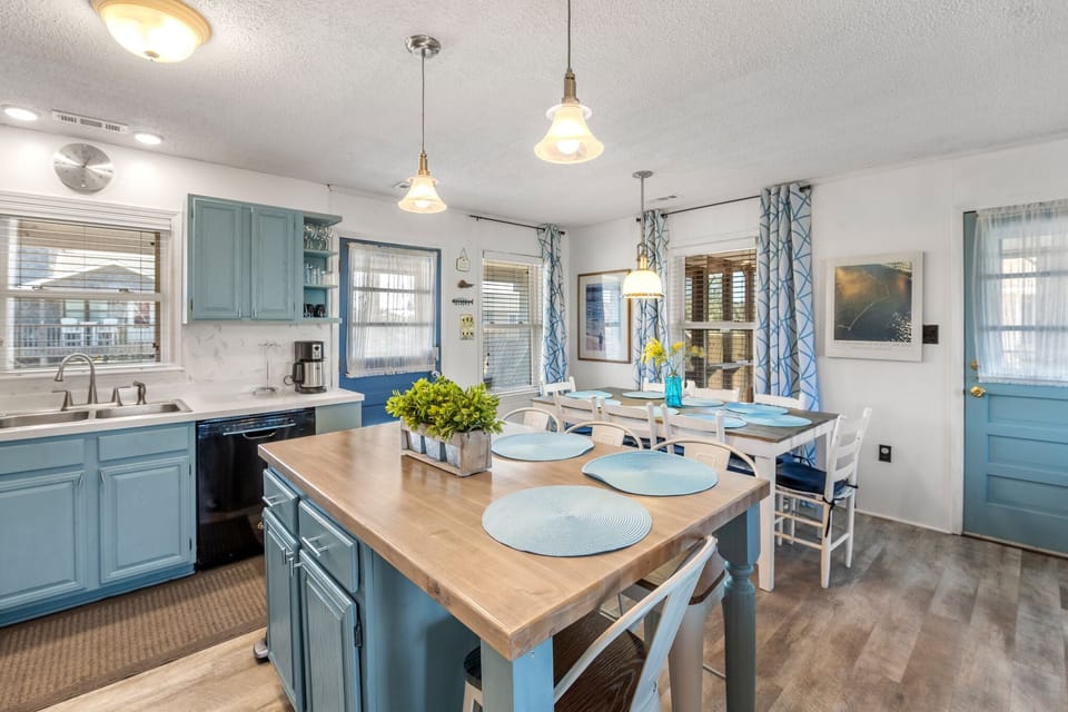 SN572C: Pleasant Seaprise | Dining Area and Kitchen