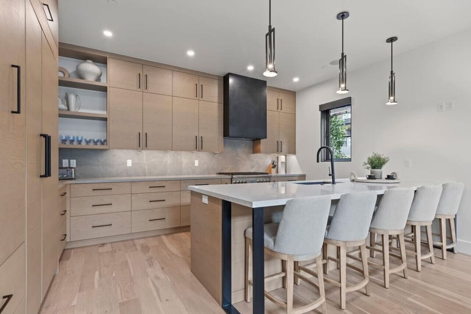 Casual dining made easy with island seating
