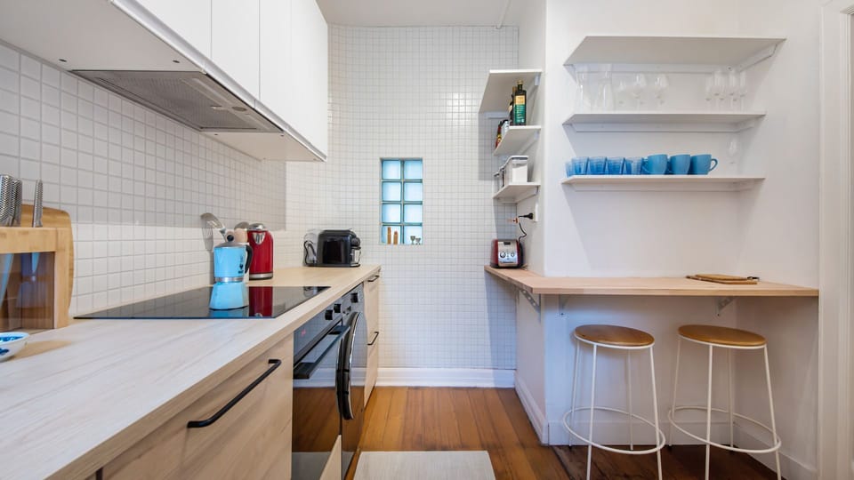 Breakfast bar with seating for 2