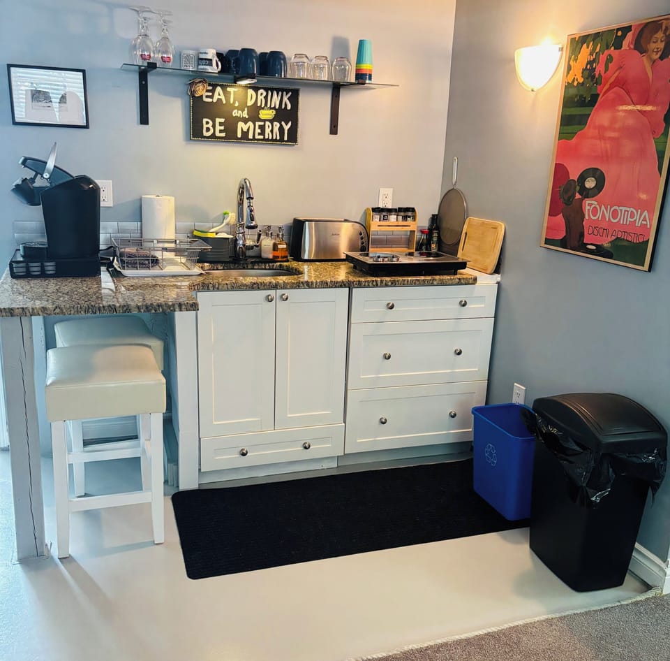 Kitchenette with everything you need to cook.