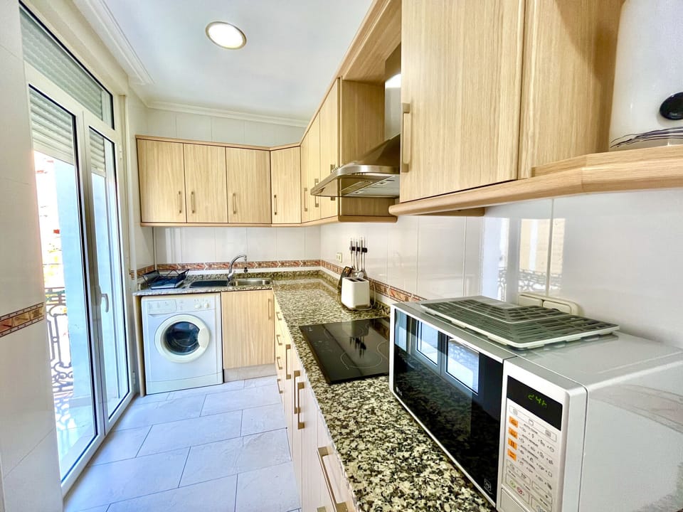Fully equipped kitchen with microwave, coffee maker, toaster, kettle and everything you need to make you feel at home. Ideal for preparing your favourite meals, whether it's a quick breakfast or a home-cooked dinner.
