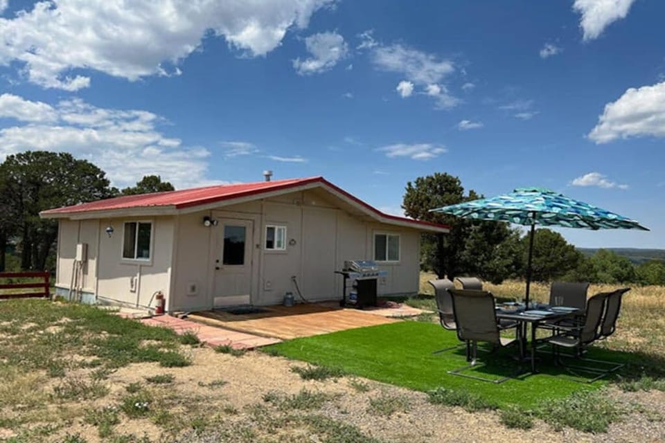 Bear's Den Cabin with outdoor dining area.