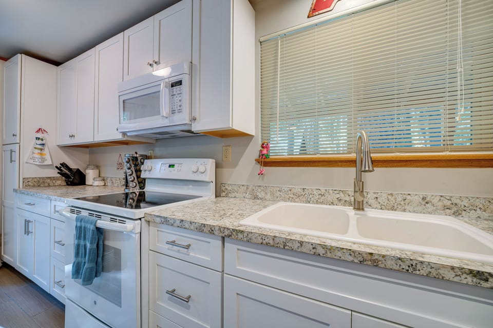 Kitchen | Cooking Basics | Coffee Maker | Trash Bags & Paper Towels Provided