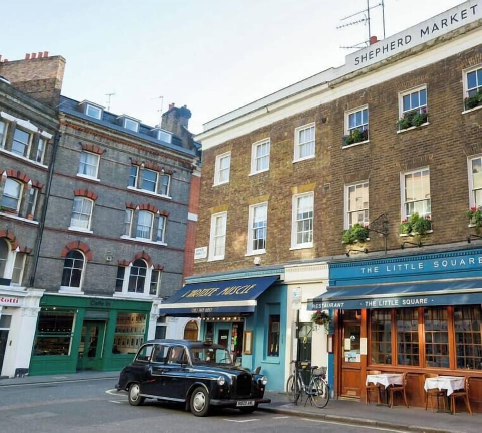 The flat sits above the Green cafe, perfect for breakfast and Lunch.