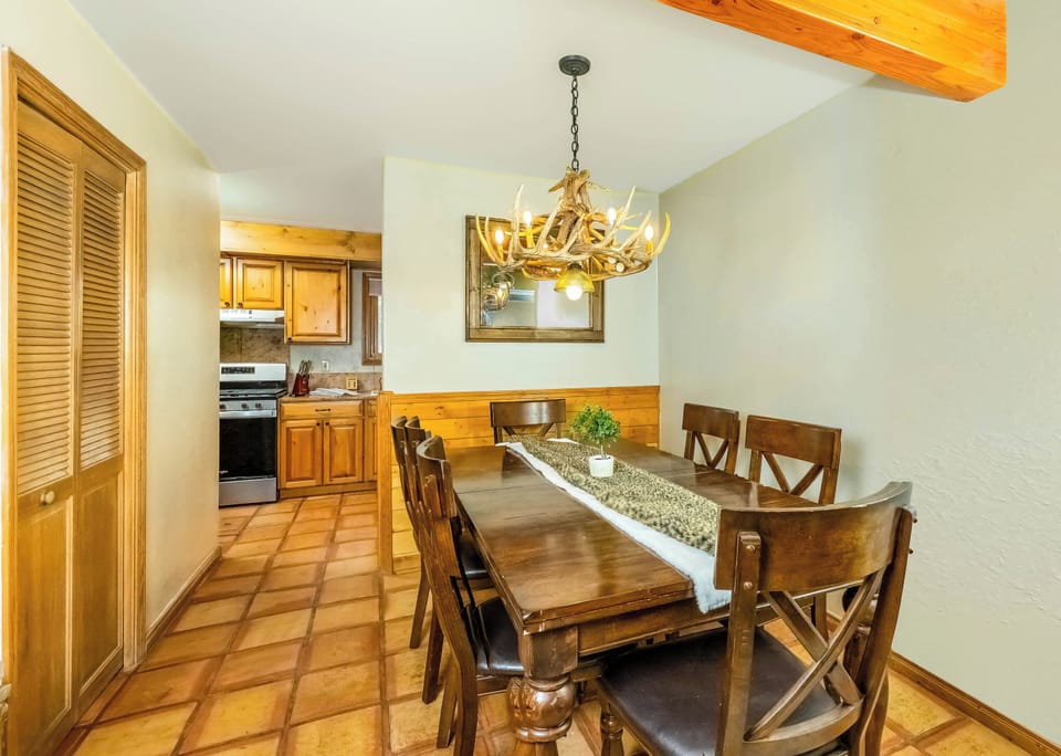 The dining space for 6 is conveniently located between the kitchen and living rooms
