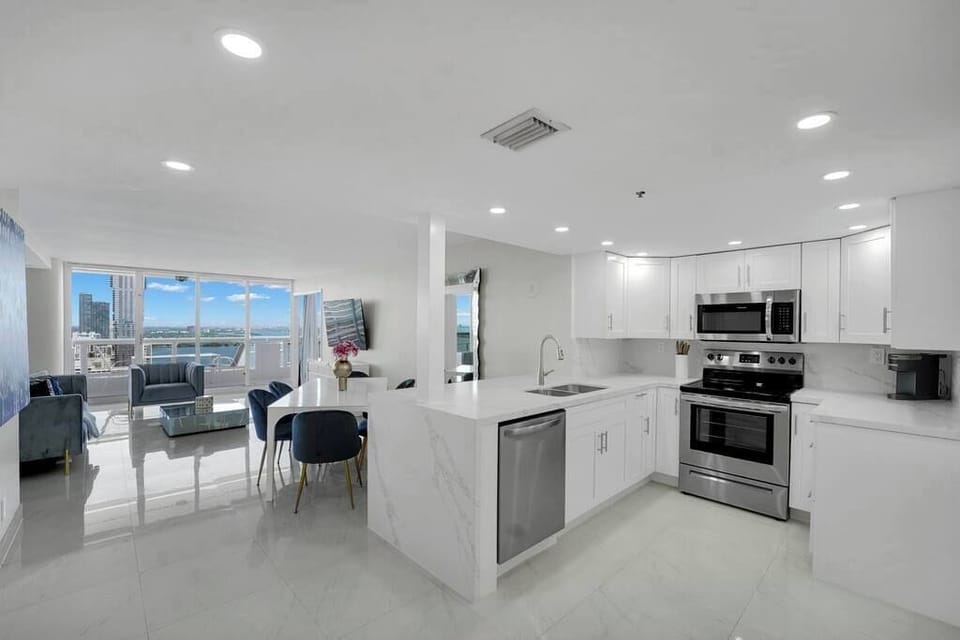 Fully equipped kitchen, view into dining/living area