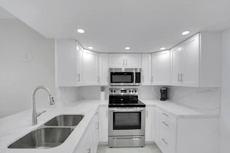 Fully equipped kitchen with washer/dryer