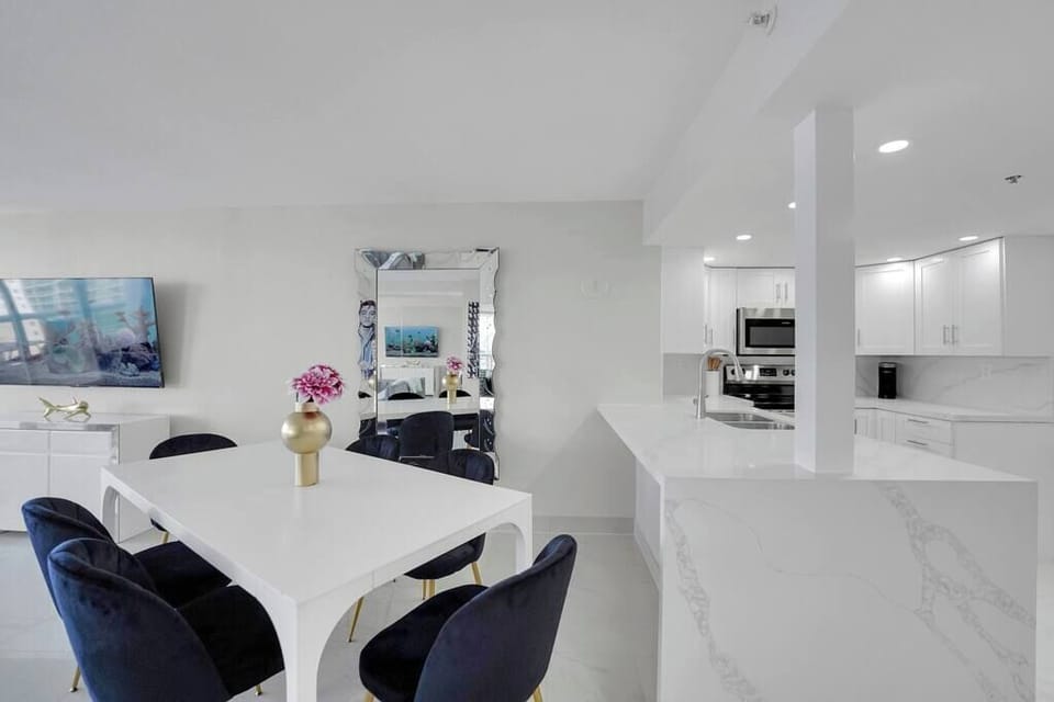 Dining area with seating for 6, fully equipped kitchen with washer/dryer