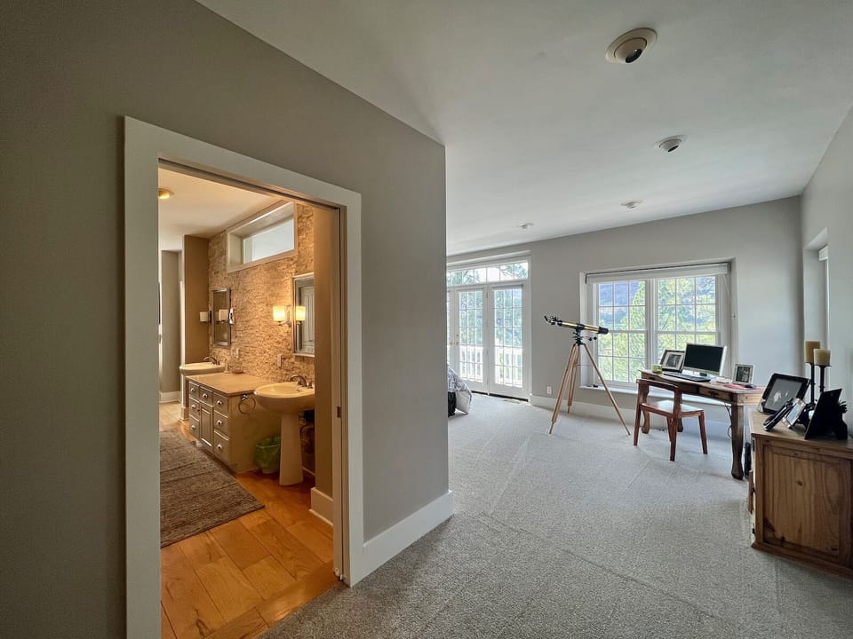 Master Bedroom - Entry