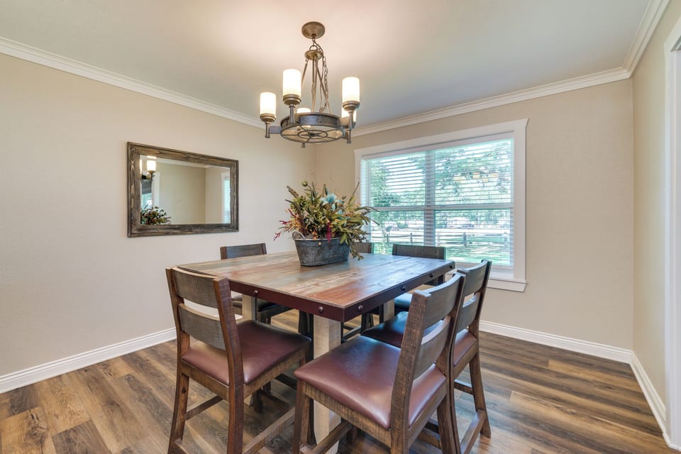 Dining Area | Dishware/Flatware Provided