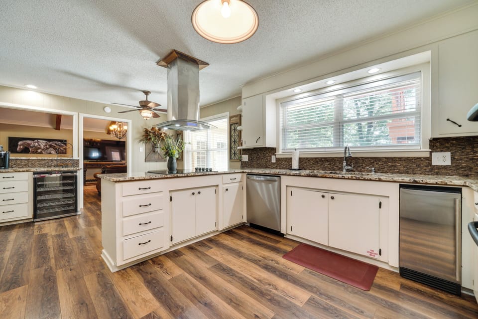 Kitchen | Cooking Basics | Coffee Maker | Paper Towels/Trash Bags Provided