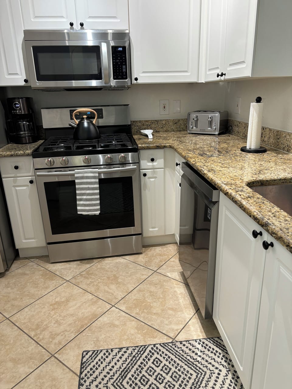 Full kitchen with dishwasher 