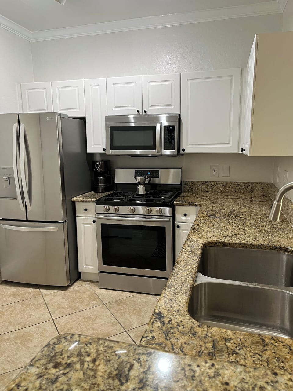 Full kitchen