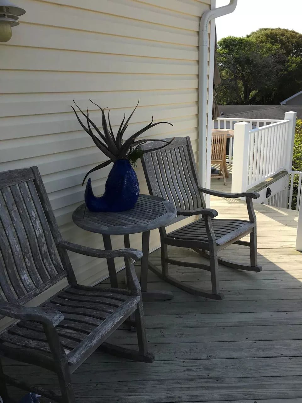 Upper deck with 4 rocking chairs.