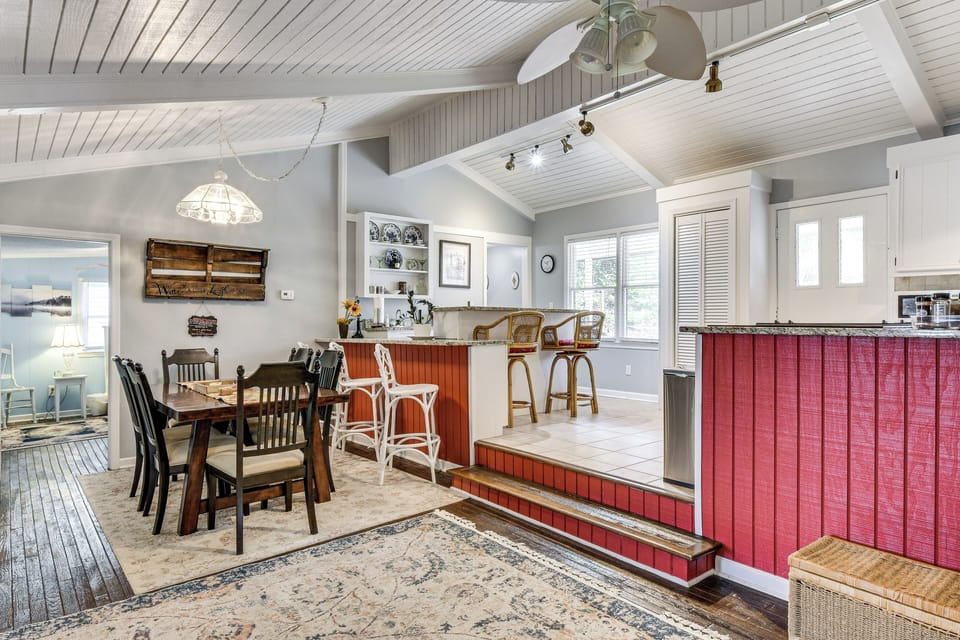 Dining Area | Dishware & Flatware Provided