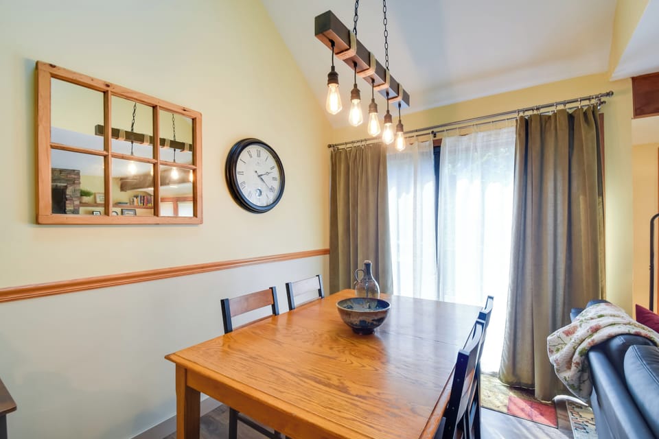 Dining Area | Dishware & Flatware Provided