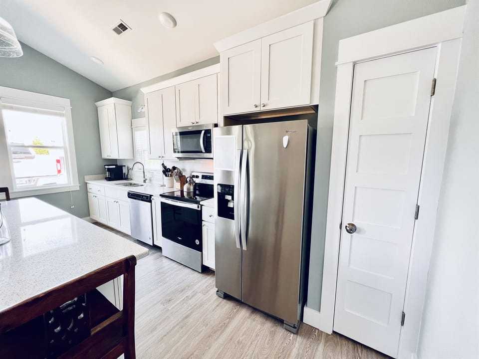 All you need for a gourmet experience is right here in this white-themed kitchen.