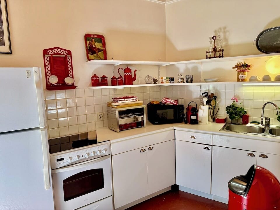 Full kitchen in Hollywood Hideaway - full size fridge/freezer, convection oven