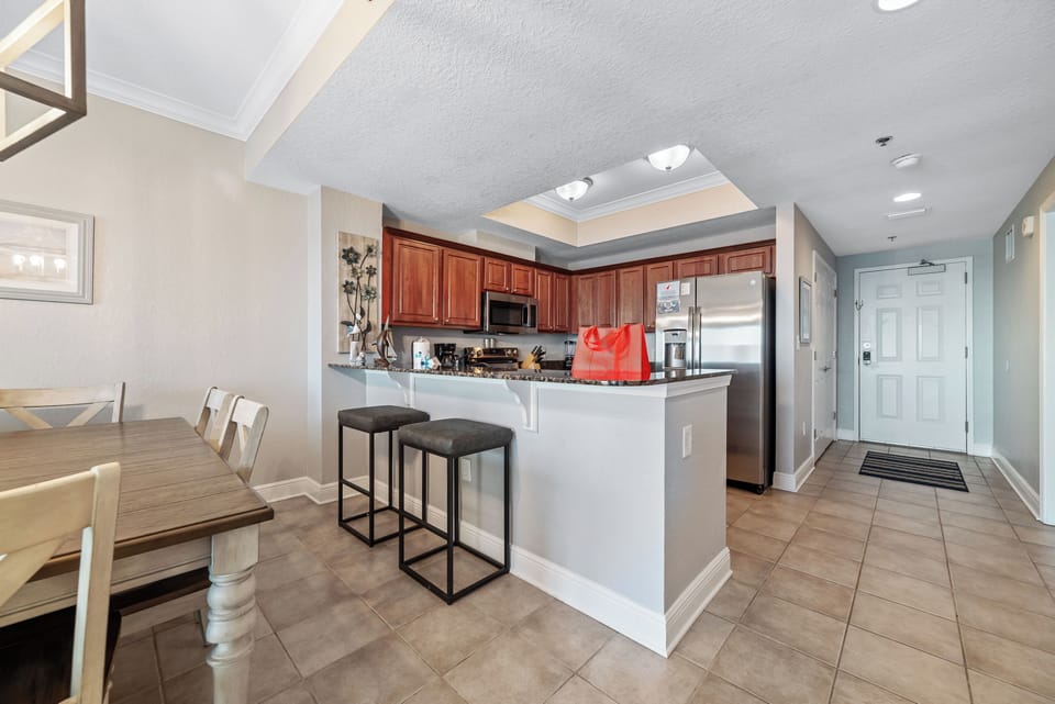 Breakfast bar and kitchen