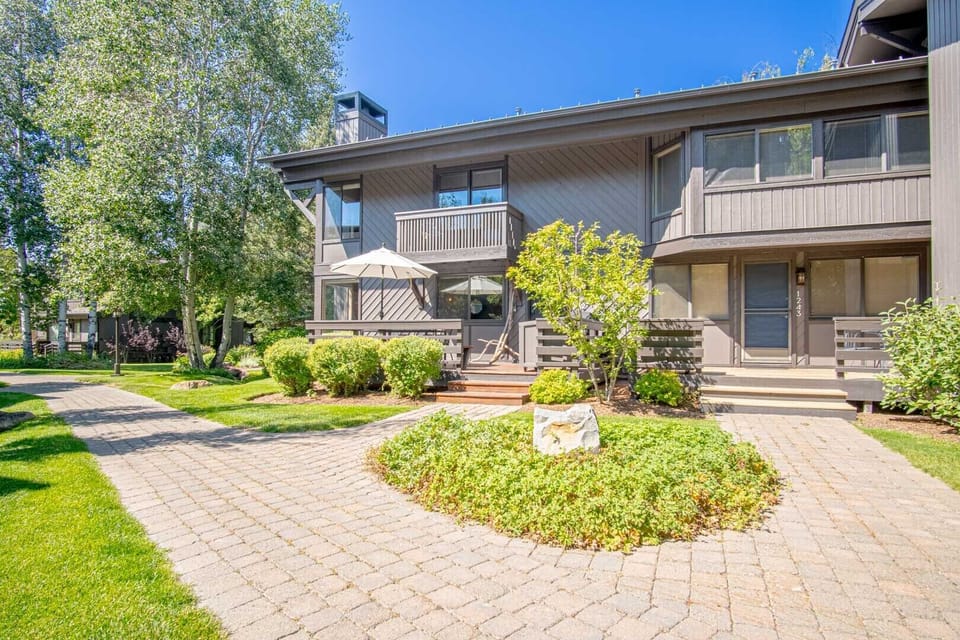 Situated in a quiet complex walking distance to Sun Valley