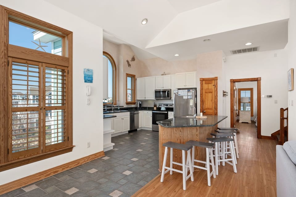 BU31: Nana's Beach House | TL Kitchen Area, Island Seating for 6