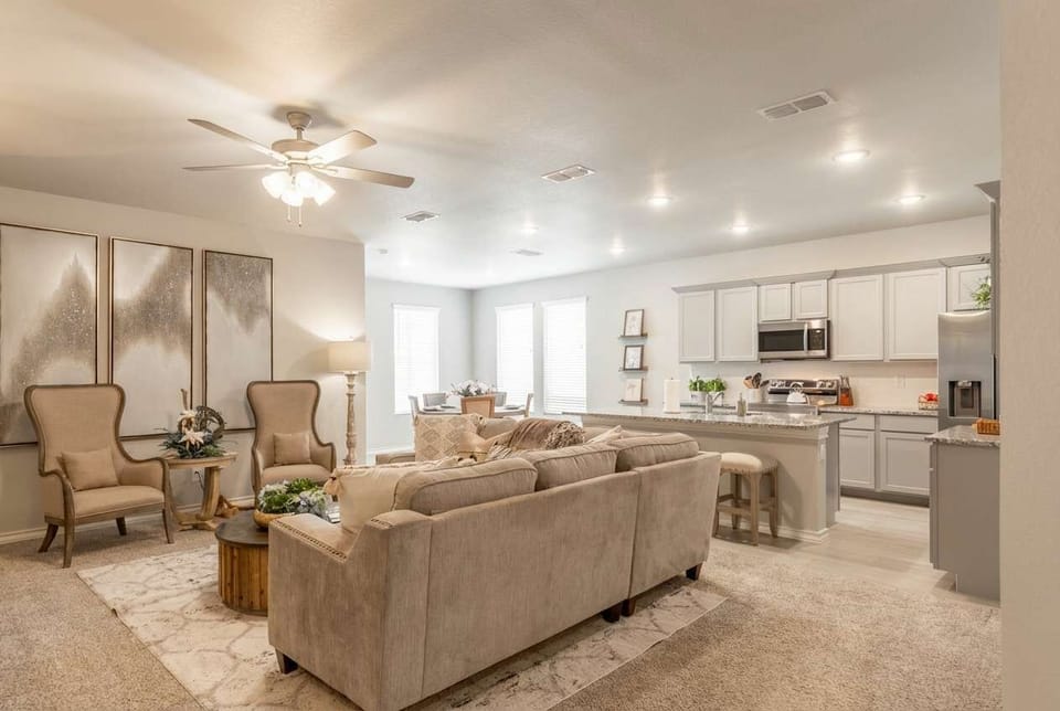 One space. Endless possibilities. From movie nights to casual hangouts, this open floor layout does it all.