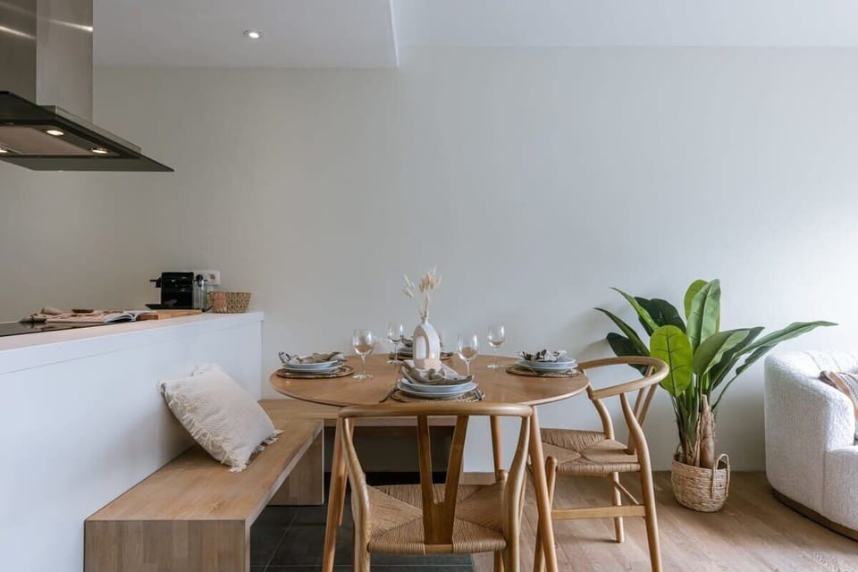 Dining area for up to 4 people