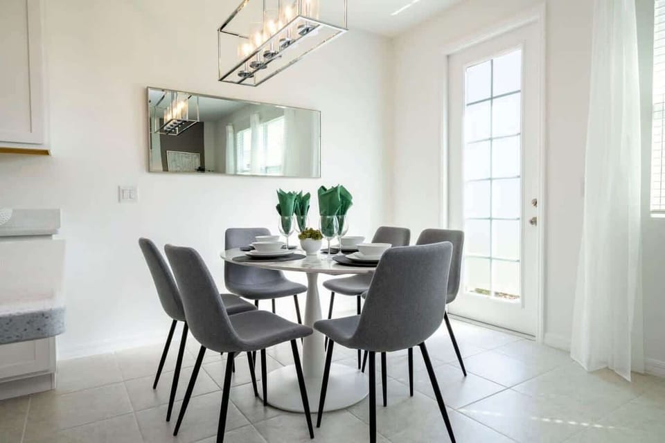 Dinning Table w Six Seats