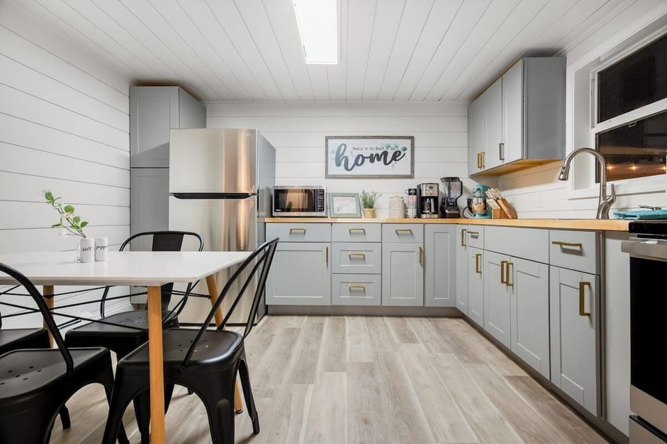 Cute eat in kitchen 