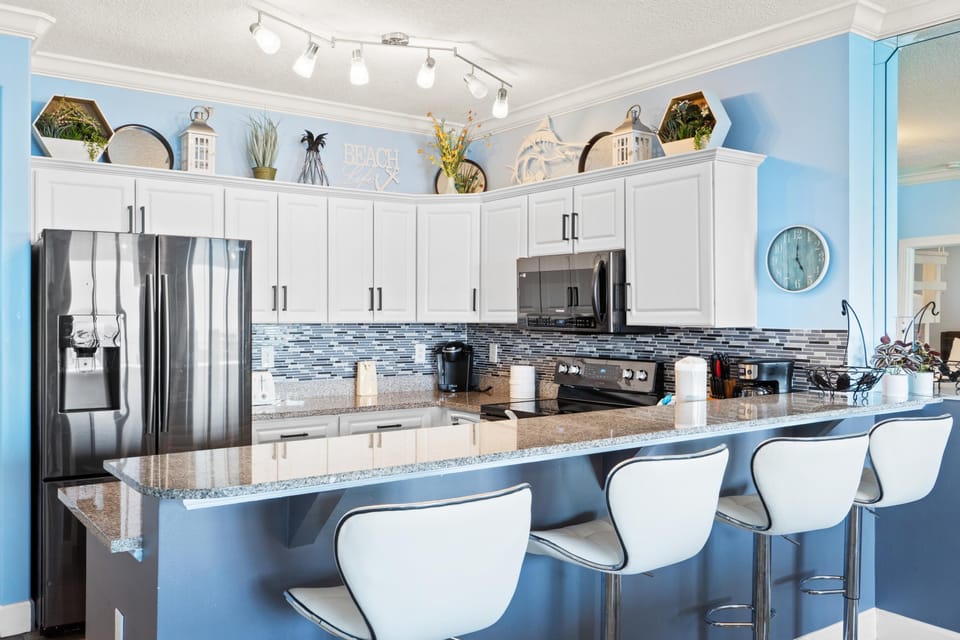 Kitchen with Breakfast Bar