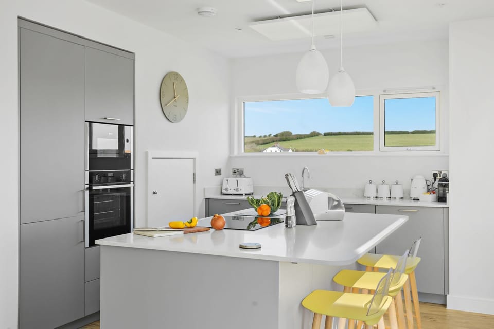Kitchen with island seating for 3, tea and coffee facilities - 4 The Vista, Willingcott