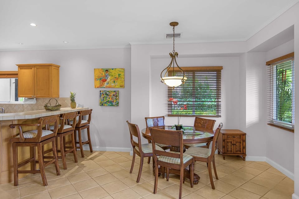 Overall view of the corner with a round table
