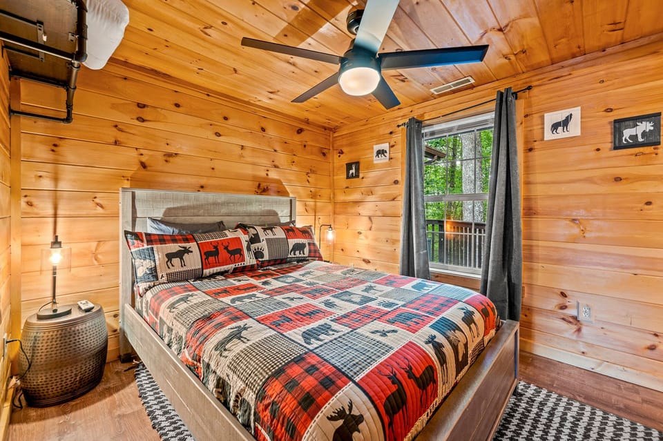 One of Ridgecrest Retreat's comfy bedrooms